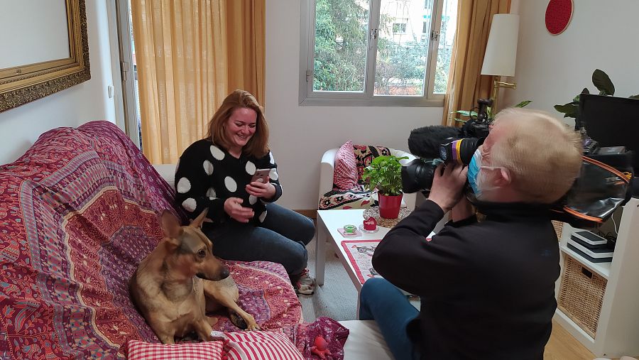 Coves, nuestro cámara, graba a Esperanza Guardado en su casa