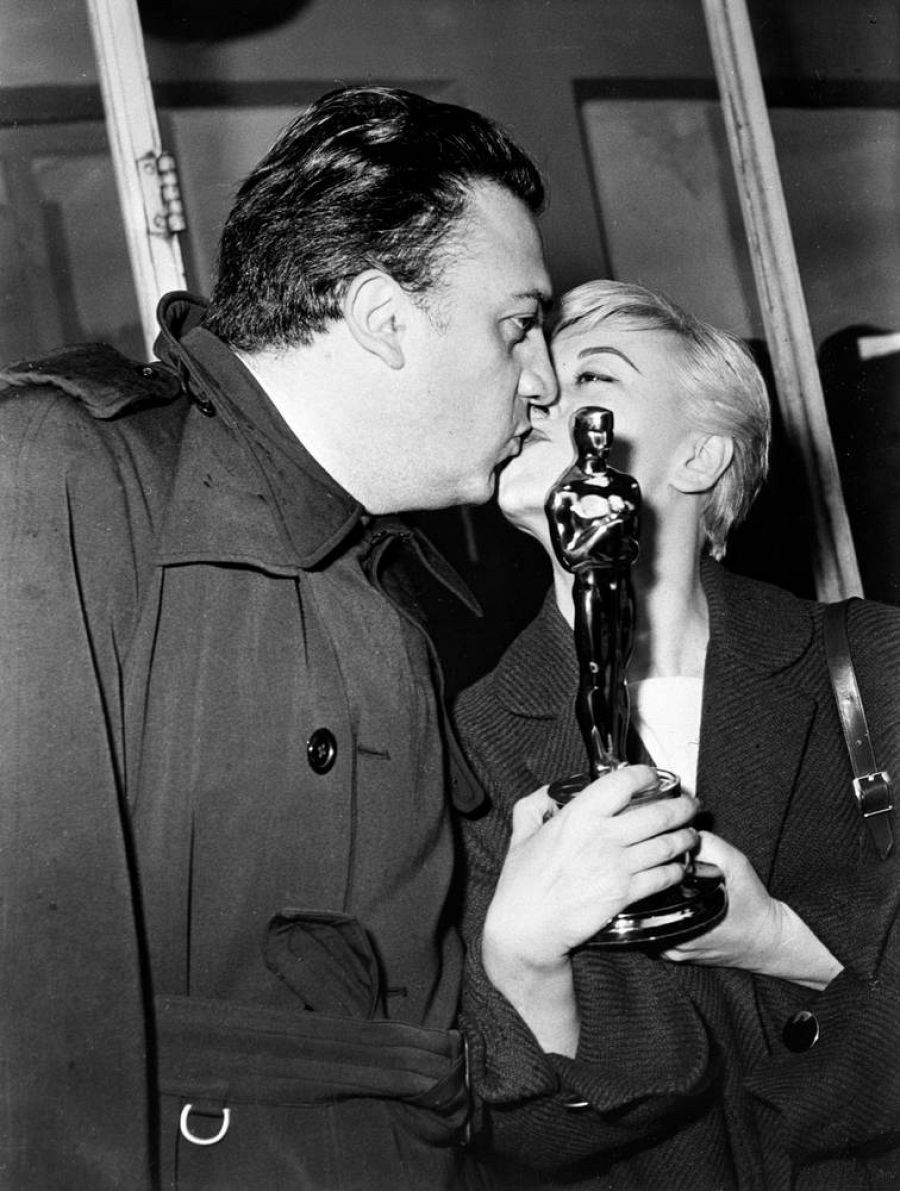 Masina y Fellini obtienen el Oscar por 'La strada' en 1954