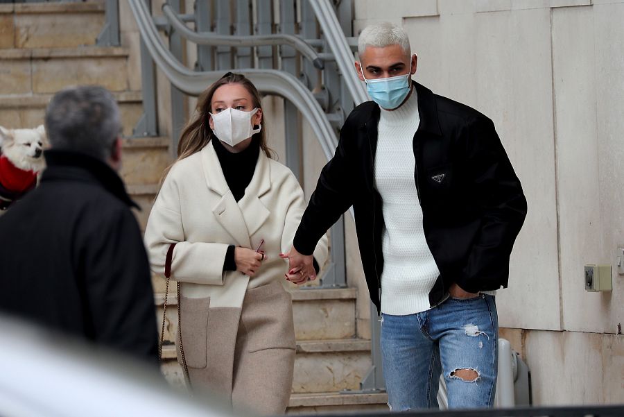 Ester Expósito y Alejandro Speitzer paseando por las calles de Madrid