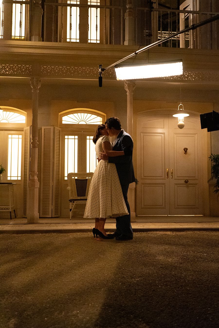 Víctor (Jon López) y Carmen (Amparo Piñero) se besan en las calles de rio muni a la luz de las farolas.