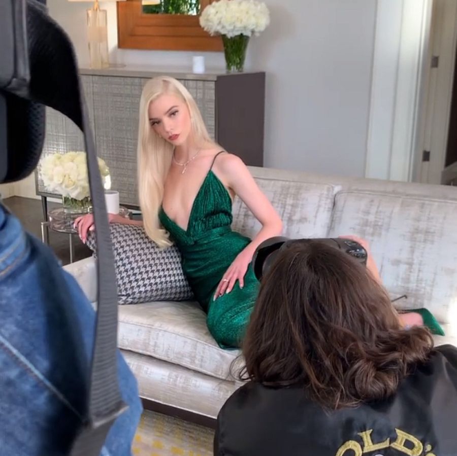 Anya Taylor-Joy se prepara para la ceremonia con el estilista Law Roach