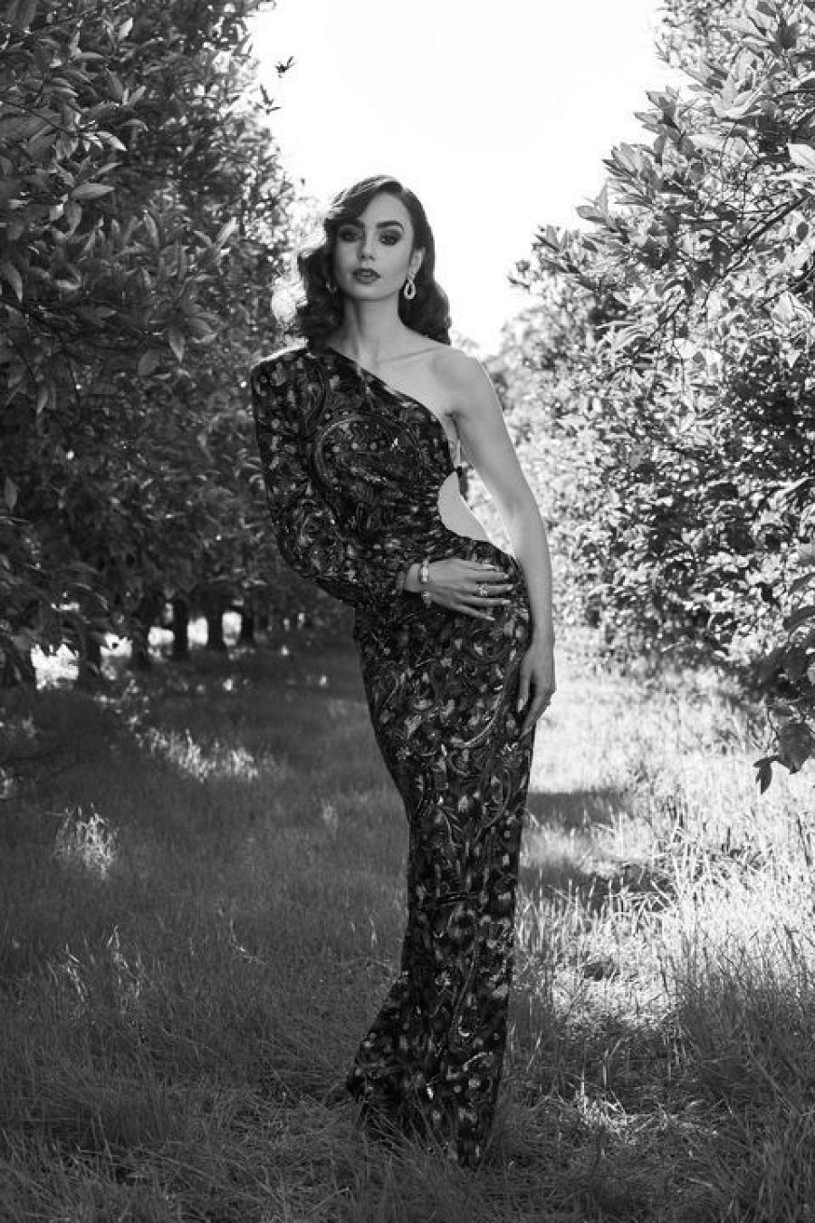 Lily Collins con un vestido de Saint Laurent