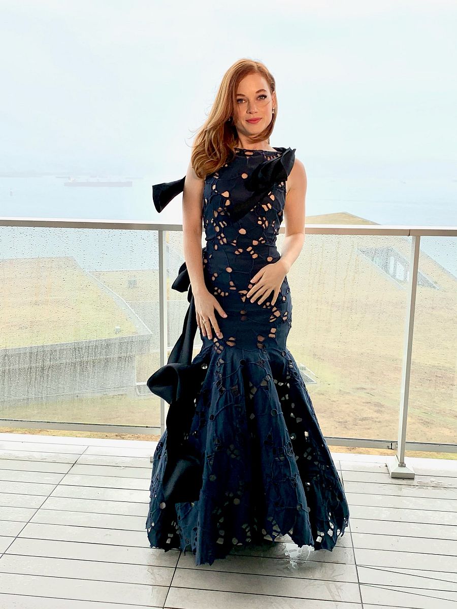 Jane Levy opta por Oscar de la Renta en los Globos de Oro