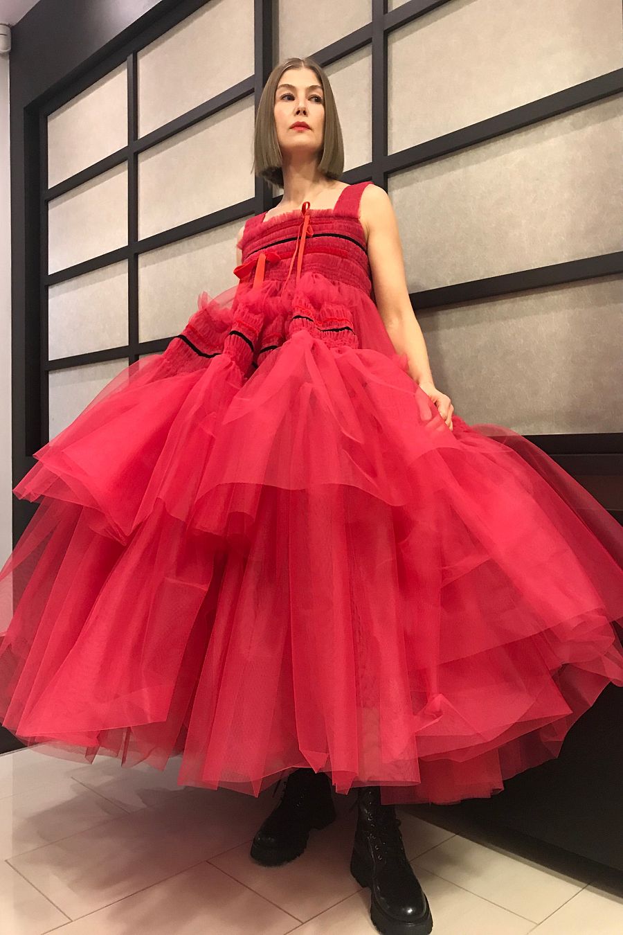 Rosamund Pike de Molly Goddard