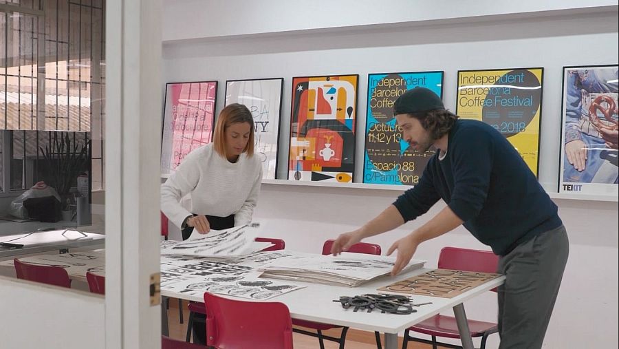 Anna Berbiela i Albert Porta de l'Estudi Pràctica a 'Helvètica'