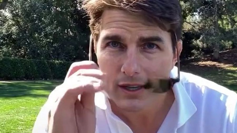 Imagen del video de la cuenta Tiktok DeepTomCruise en la que aparecen las gafas medio borradas y los dedos difuminados