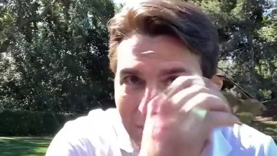 Imagen del vídeo en la que se ve parte de la cara distinta, las gafas borradas y la mano difuminada