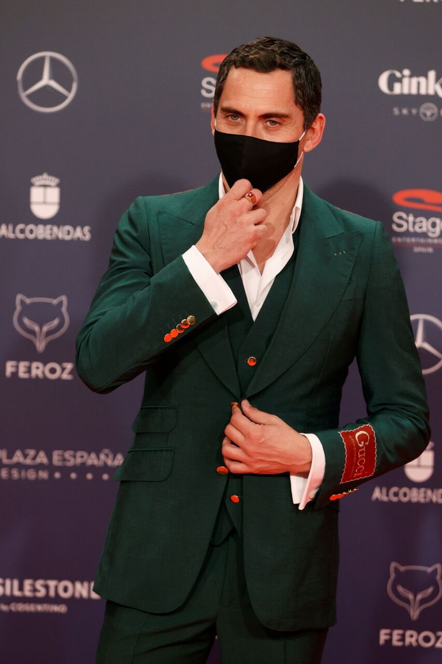 Paco León vestido de Gucci en la alfombra roja de los Premios Feroz