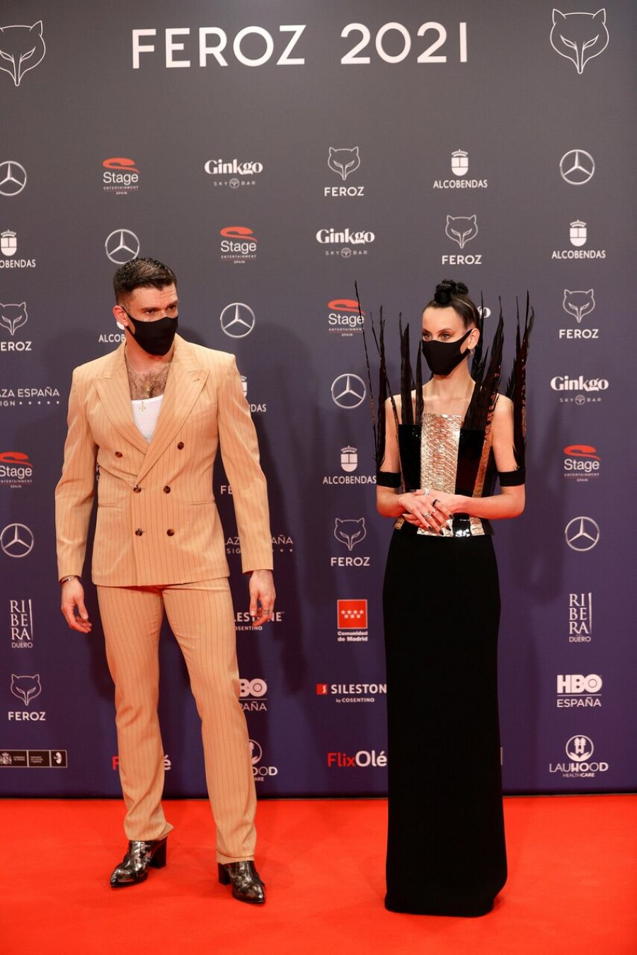 Fernando Valdivieso junto a Milena Smit en la alfombra roja de los Premios Feroz