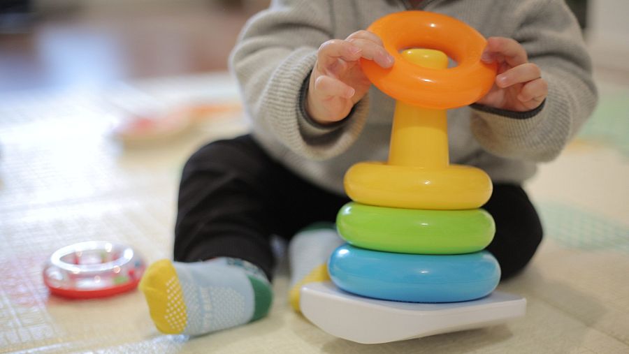 A punto de cumplir un año, Pol utiliza sus manos para aprender jugando.