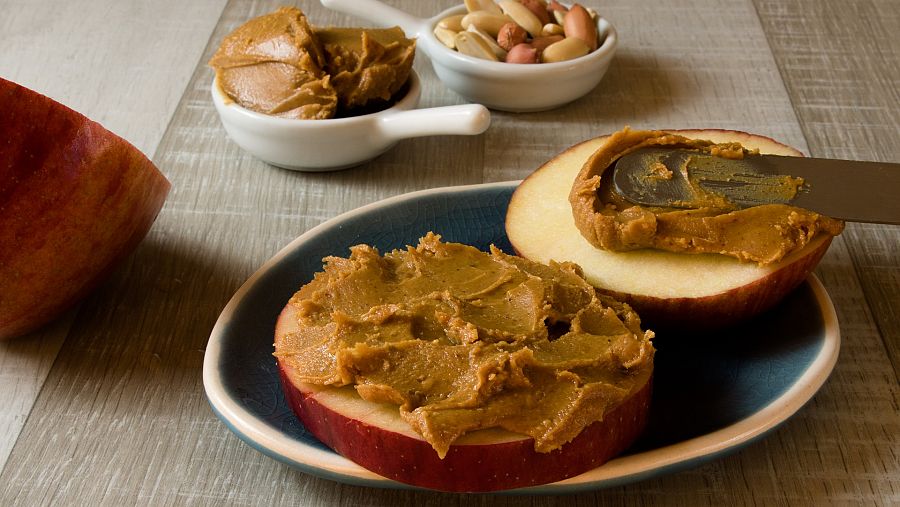 Un snack de manzana y mantequilla de cacahuete