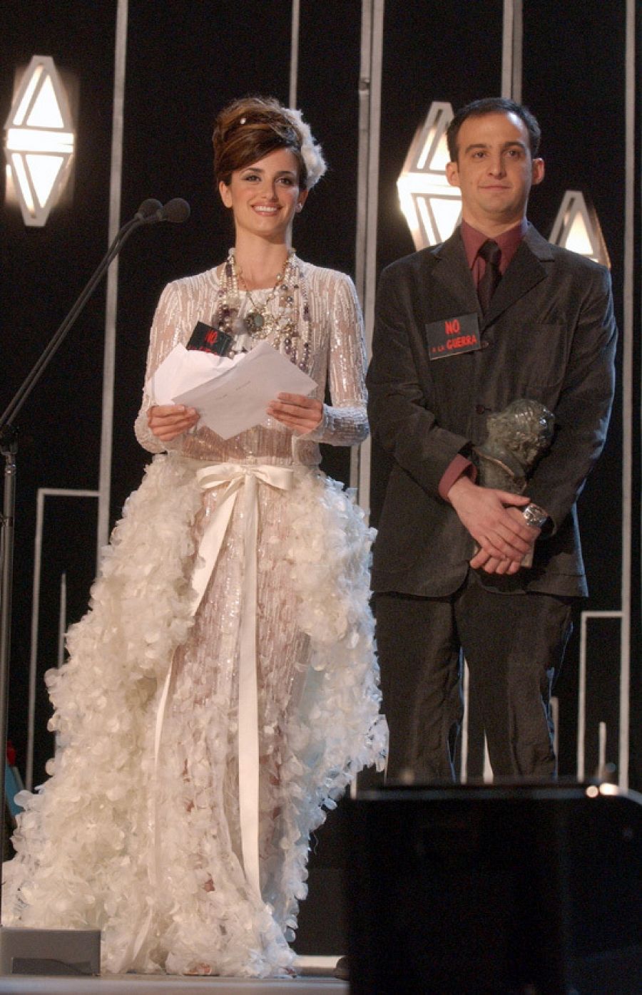 Penelope Cruz, vestida de Chanel, junto a Alejandro Amenabar en los Goya 2003