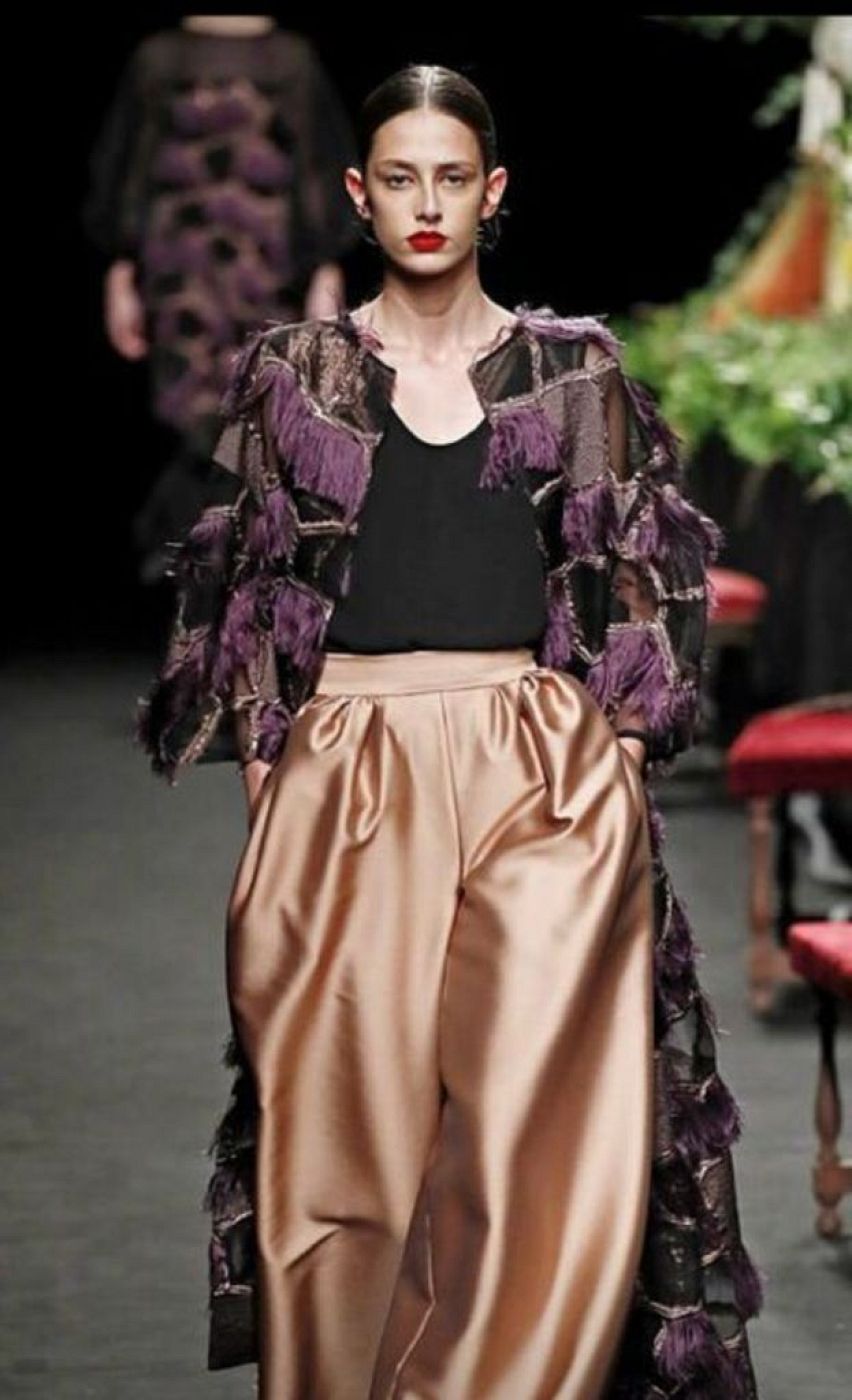 El abrigo de Marisa Paredes, de la firma Duyos, sobre la pasarela