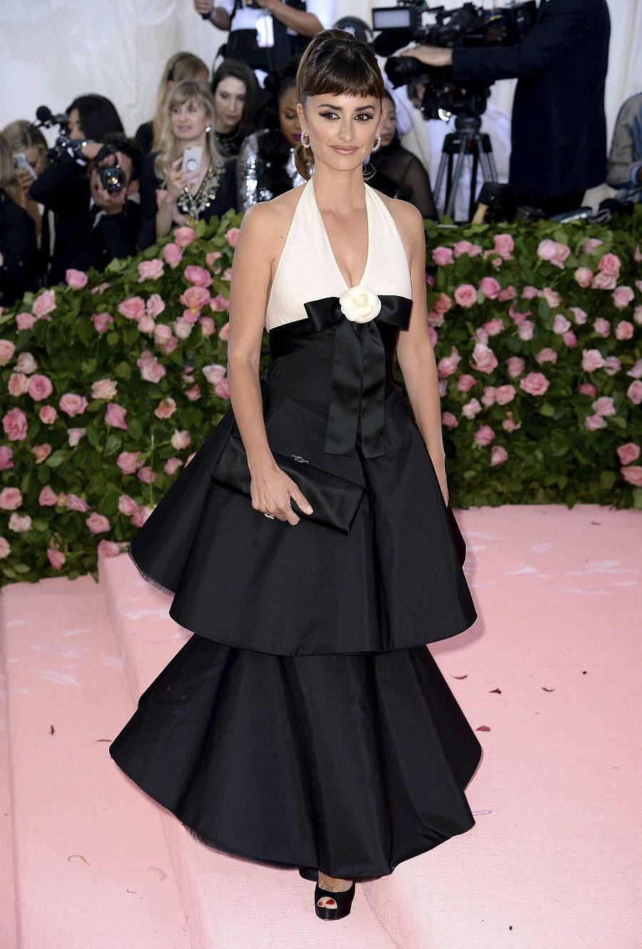 La actriz Penélope Cruz en un acto benéfico en el Metropolitan de NY, vestida de Chanel (2019)
