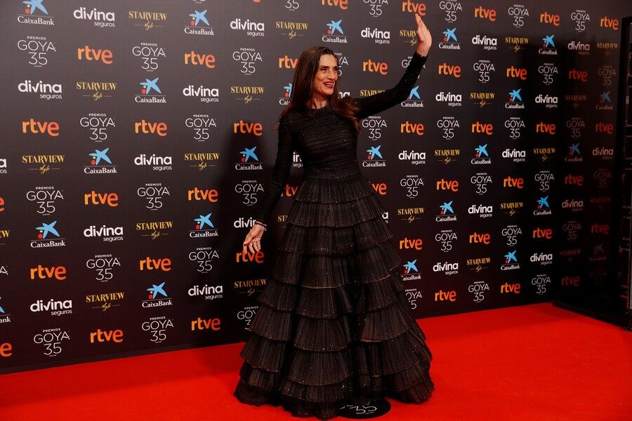 Ángeña Molina posa y saluda sobre la alfombra roja