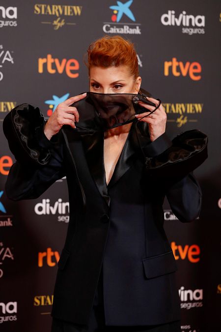 La actriz y cantante Najwa Nimri a su llegada a la alfombra roja.