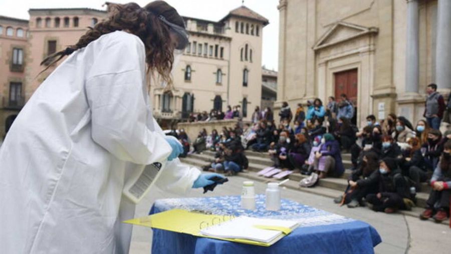 Dona vestida de sanitària a la plaça de la Catedral de Vic