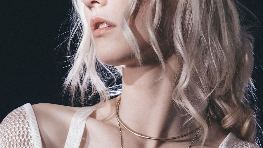 El cuello es una parte muy femenina y con protagonismo a la hora de lucir la ropa o joyas, por lo que es importante darle los cuidados adecuados