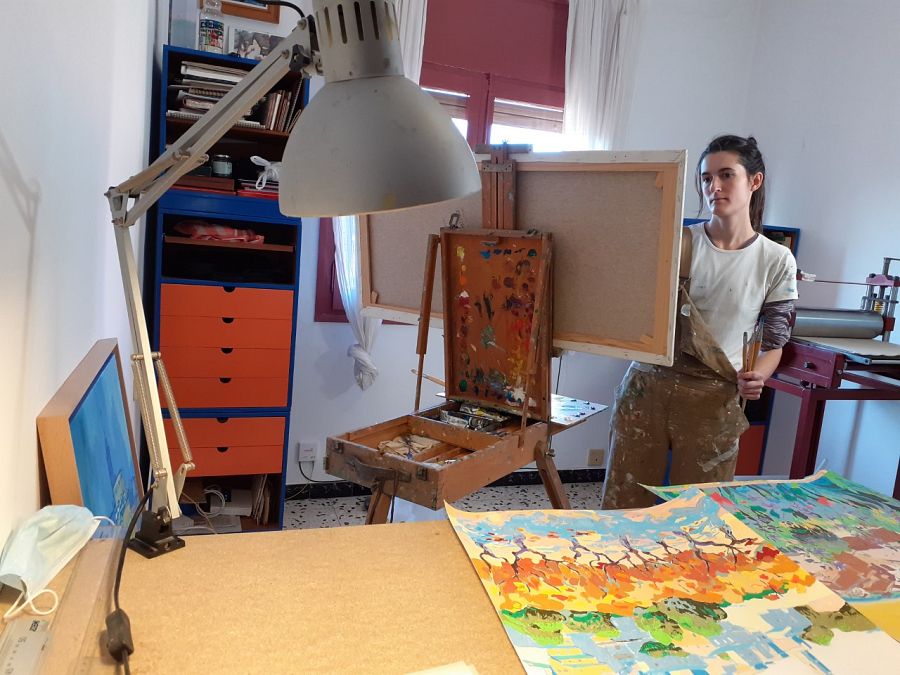 María, concejala de juventud, pintando en su casa