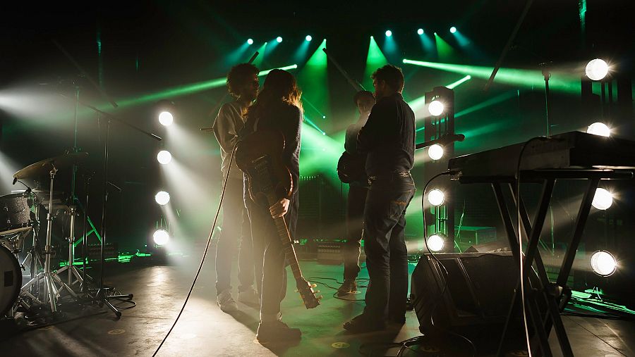 Núria Graham a la sala La Mirona amb el seu grup a l'escenari