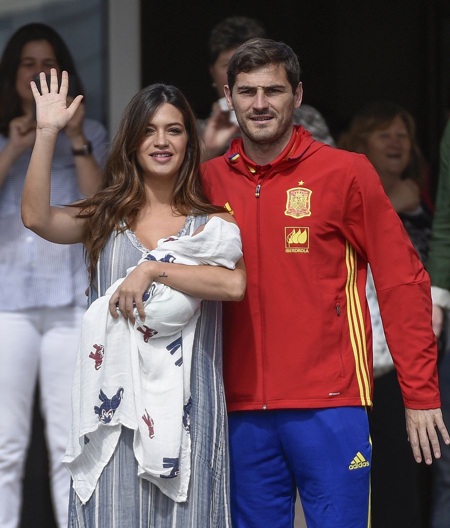 Sara Carbonero e Iker Casillas posando ante los medios a su salida del hospital