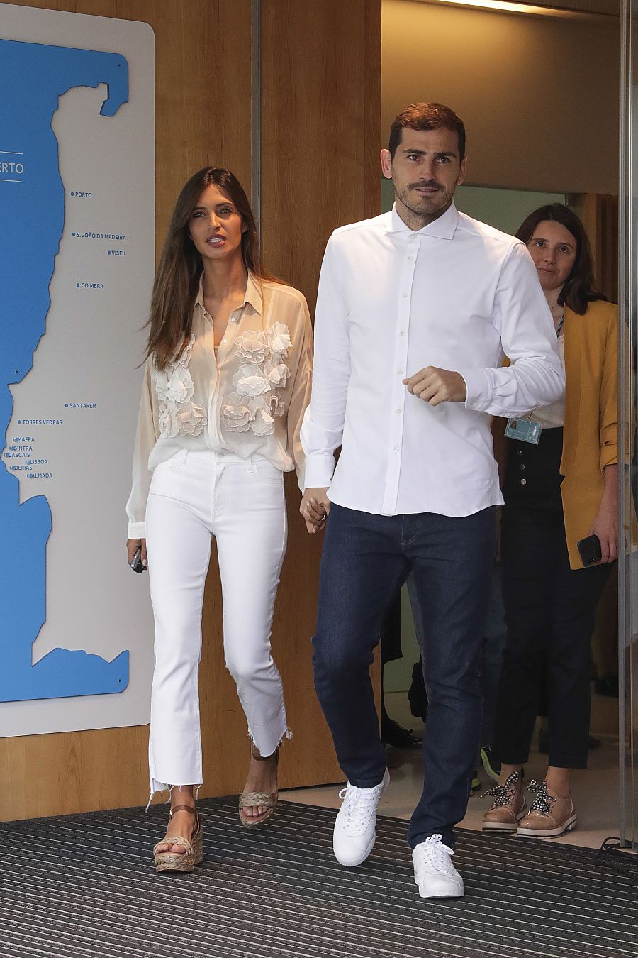Sara Carbonero e Iker Casillas saliendo del hospital tras el infarto