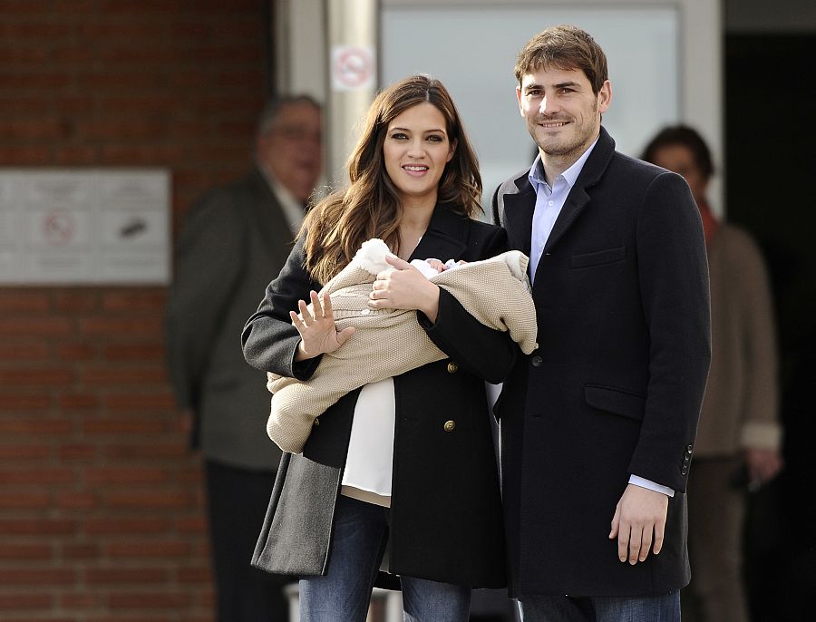Sara Carbonero e Iker Casillas posando ante los medios a su salida del hospital