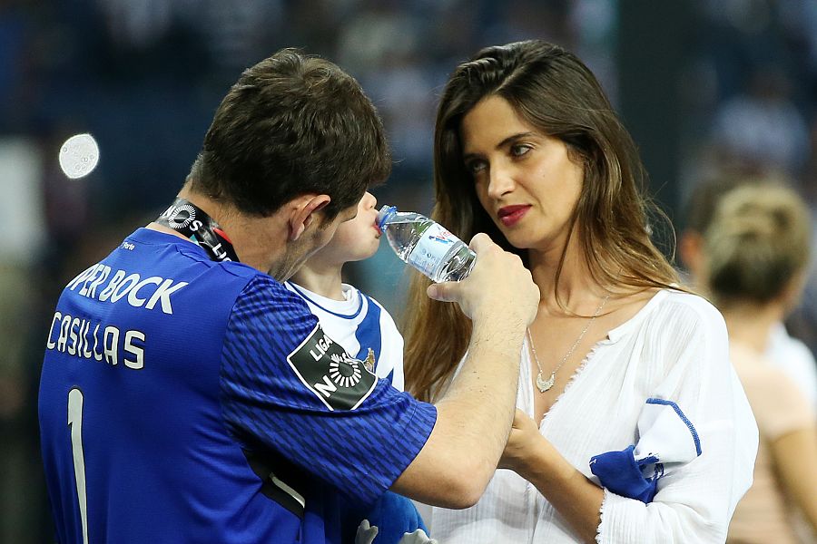 Iker Casillas y Sara Carbonero en el estadio de fútbol