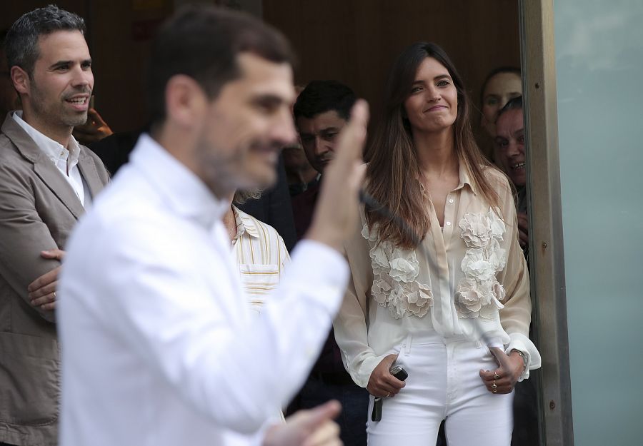 Sara Carbonero mira a Iker Casillas, que habla con los periodistas tras salir del hospital