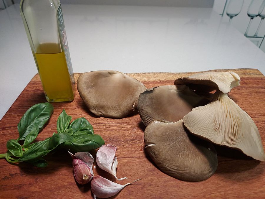 Setas empanadas con alioli de albahaca