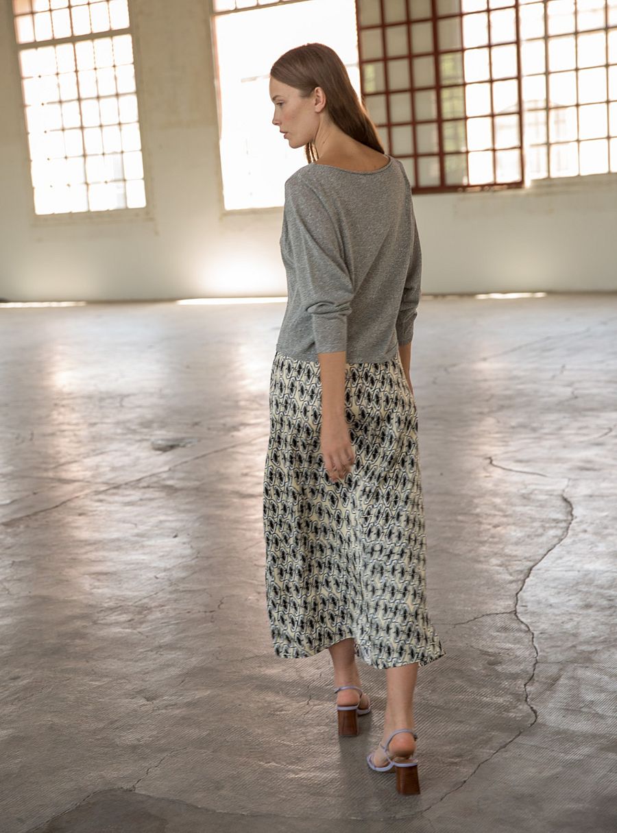 Con una prenda de punto combinada con una falda de viscosa o saten lograremos un look con personalidad y elegante