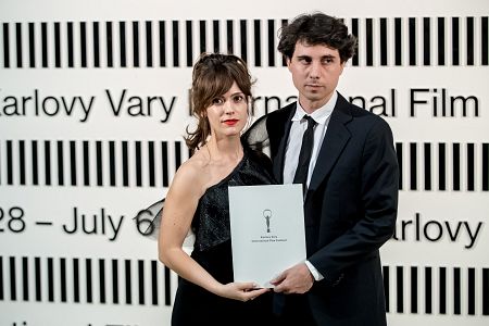 Jonás Trueba e Itsaso Arana, en el Festival de Karlovy Vary, donde 'La virgen de agosto' obtuvo una mención especial del jurado.