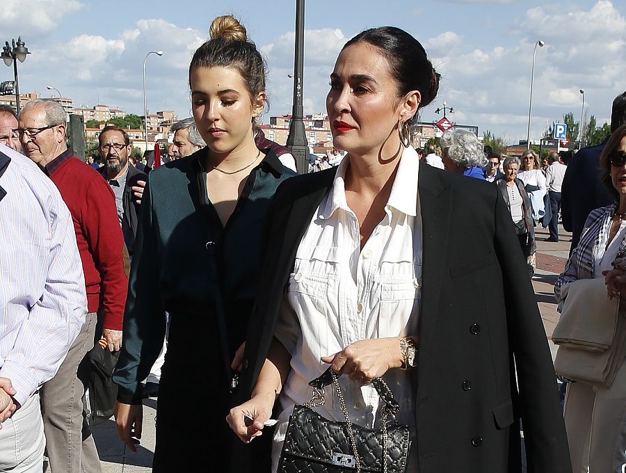 Vicky Martín Berrocal junto a su hija, Alba Díaz, durante la Feria de San Isidro