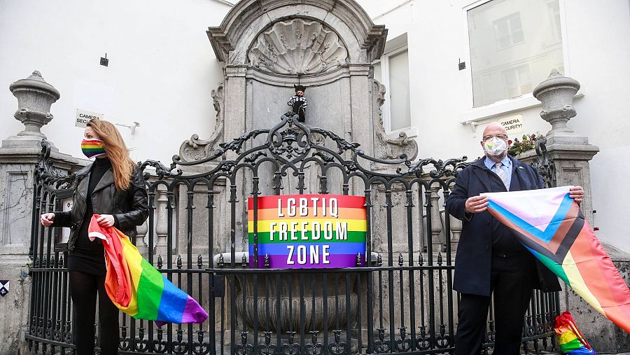 Terry Reintke -alemana- y Marc Angel -luxumburgués-, parlamentarios europeos, posan en frente del Manneken Pis.