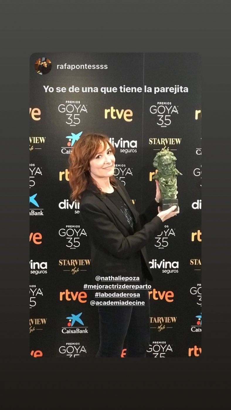 Nathalie Poza posa con su premio Goya 2021 a mejor actriz de reparto por 'La boda de Rosa'