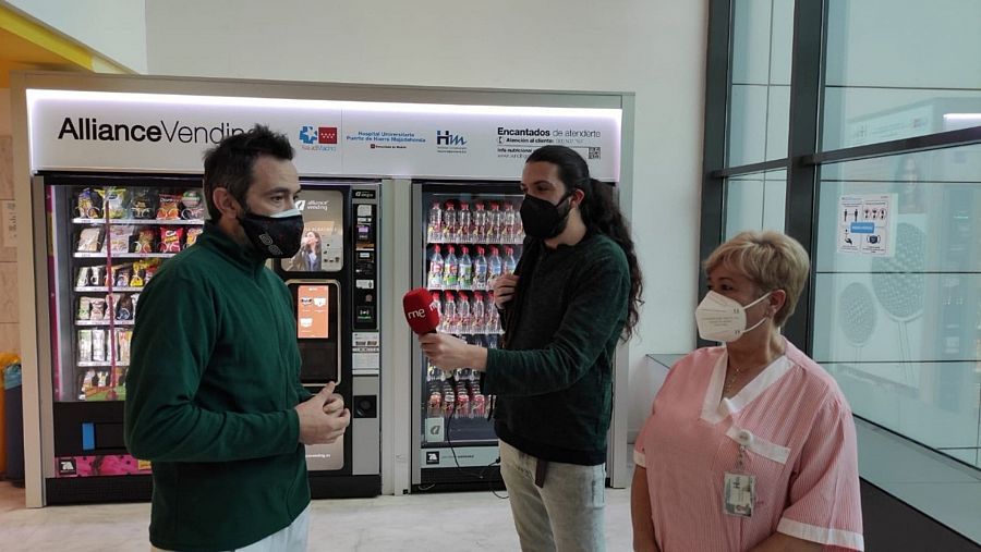 Concepción Acosta, personal de limpieza y David de Juan, celador del Hospital Puerta de Hierro de Majadahonda (Madrid)