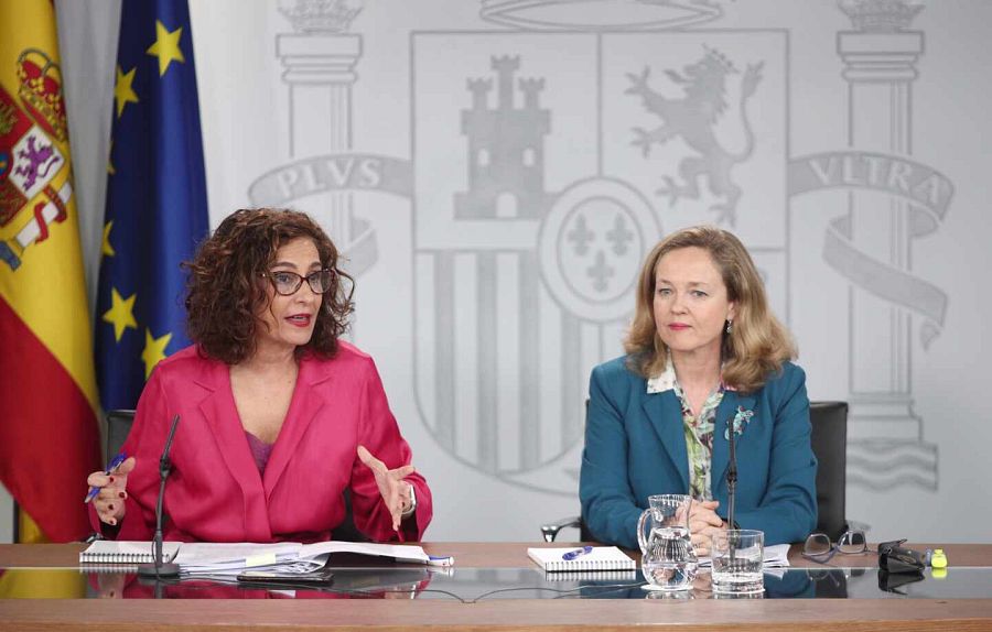 La ministra portaveu i titular d'Hisenda, María Jesús Montero, i la ministra d'Economia, Nadia Calviño