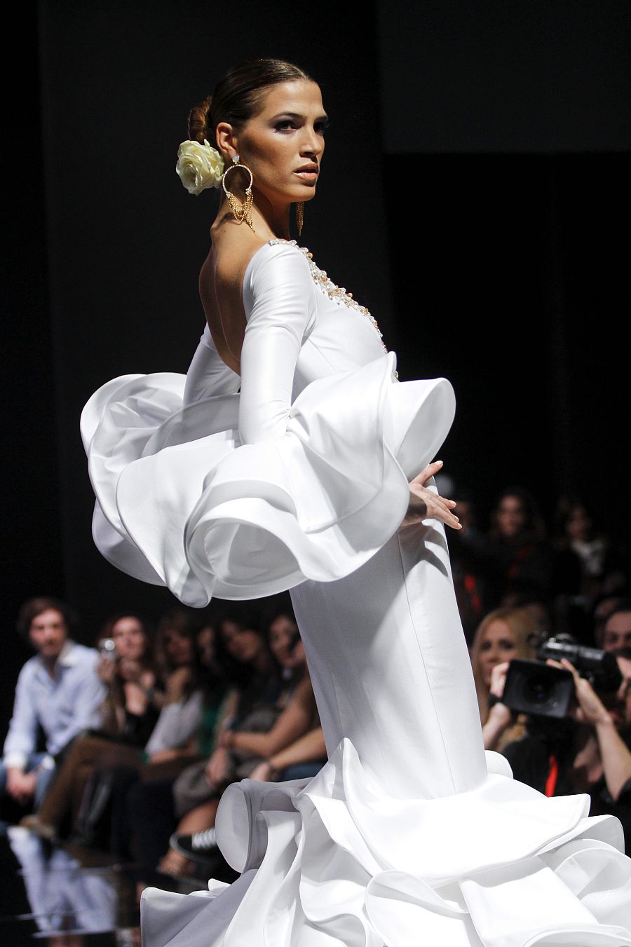 La modelo Laura Sáncehz durante el desfile de la Seman de la Moda Flamenca de Jeréz 2010