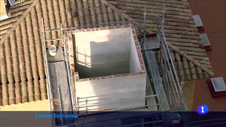 Xemeneia de la 'dark kitchen' del carrer Felipe de Paz de Les Corts