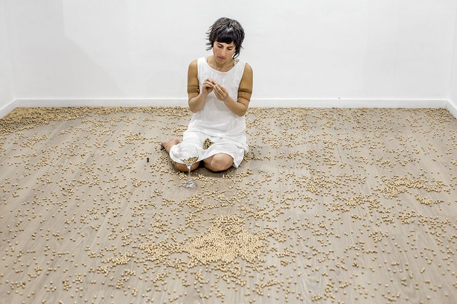 Womanarthouse. Isabel León. 85 garbanzos. Performance La Empírica. Granada, marzo 2018