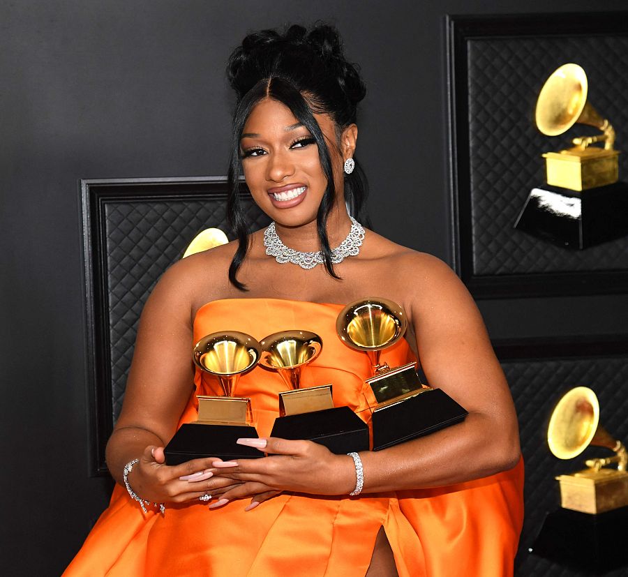 Megan Thee posa con sus premios Grammy