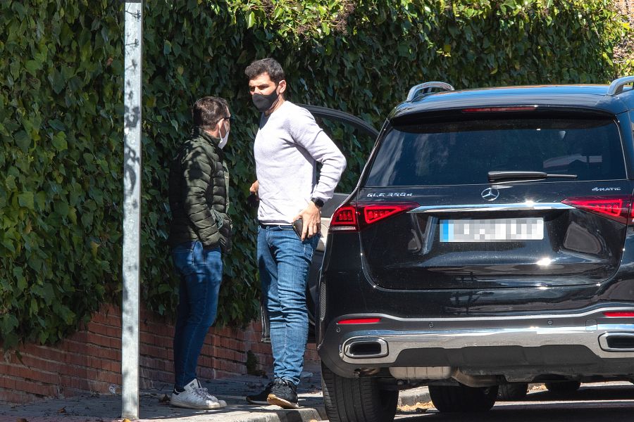 Iker Casillas toma algo con un amigo en una terraza de Madrid tras el anuncio de su ruptura