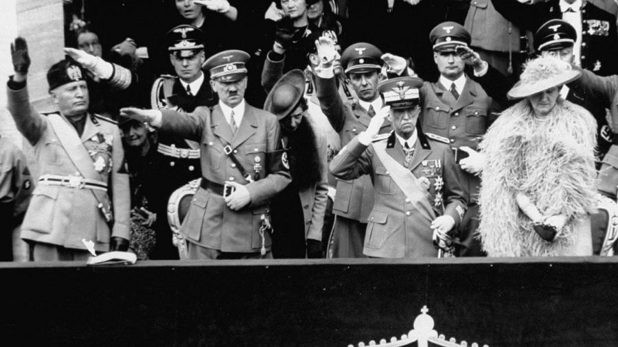 Hitler y Mussolini comparten protagonismo con el rey de Italia y su esposa, Elena de Montenegro