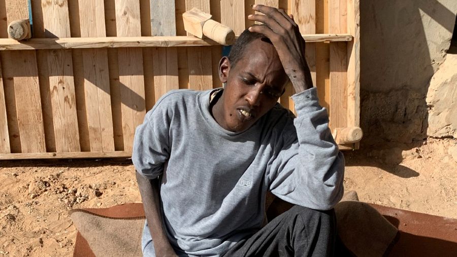 Hamsa Ahmad de Somalia, aún desorientado tras pasar un año encerrado en un hangar