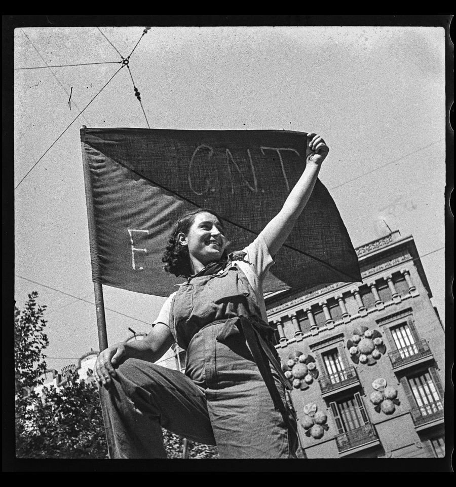 Miliciana a una barricada al carrer Hospital, juliol de 1936. Arxiu Campañà