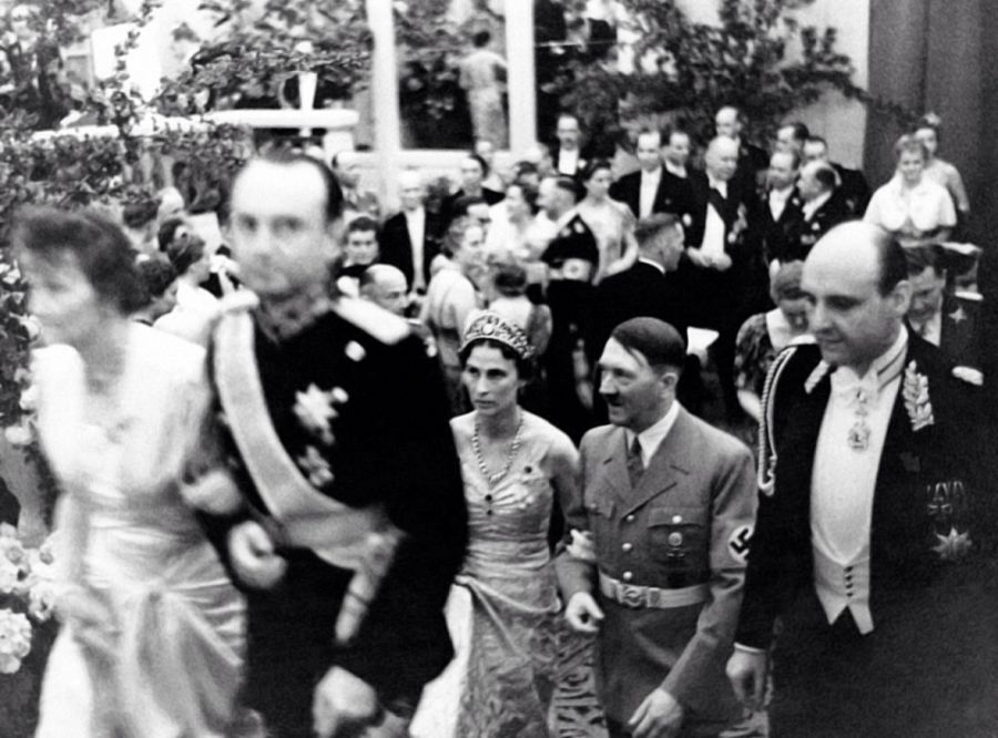 En una visita a Alemania, Olga de Grecia, reina de Yugoeslavia, del brazo de Hitler. Delante su marido, el rey Pablo