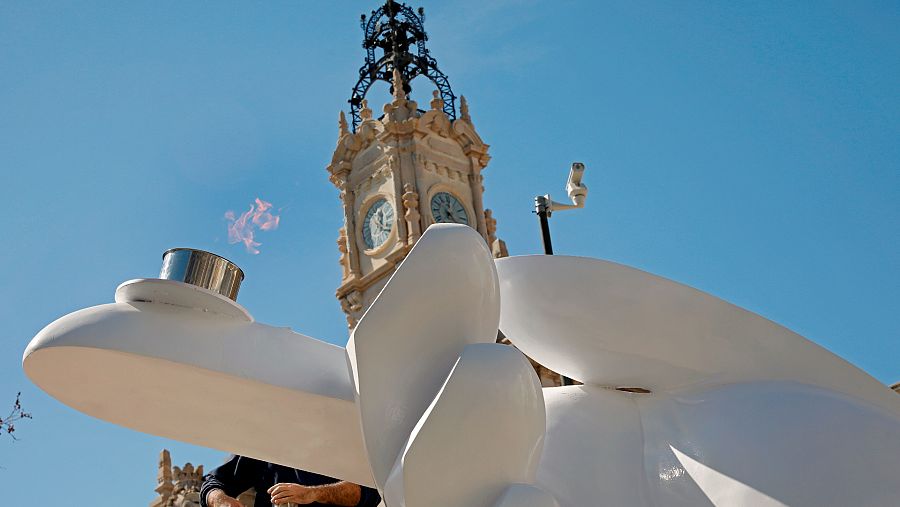 El pebetero en la Plaza del Ayuntamiento de Valencia simboliza la esperanza de los falleros