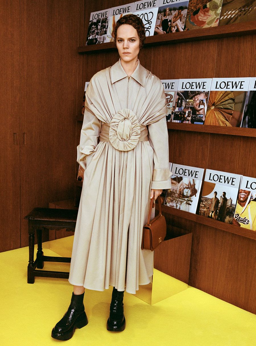 Loewe arriesga a la excentricidad con hebillas gigantes, pompones, arneses de piel y flecos