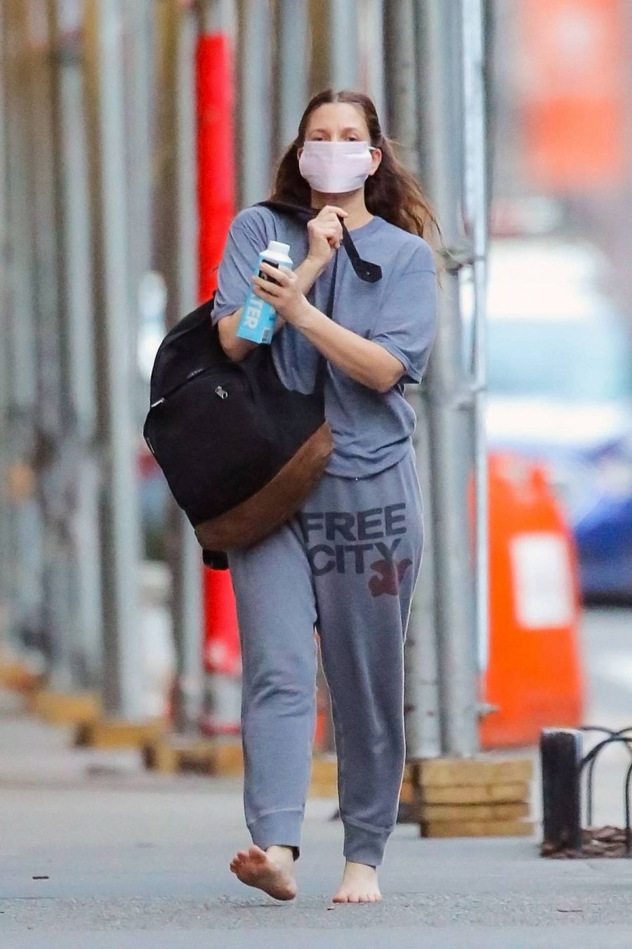 Drew Barymore pasea sin zapatos (y con mochila) por Nueva York