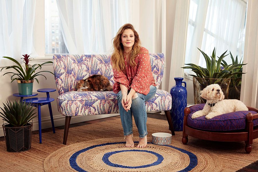 Drew Barrymore, en casa y descalza